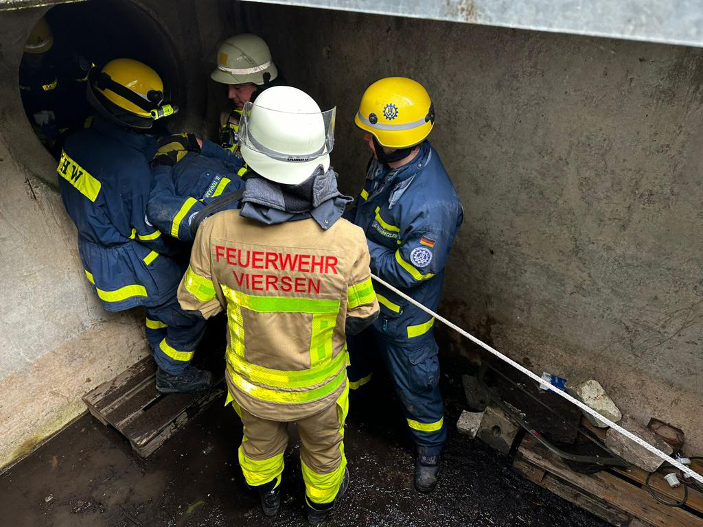 Gemeinsame Einsatzübung Des Technischen Hilfswerks Und Der Feuerwehr