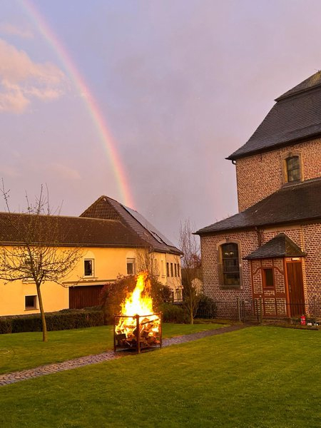 Osterfeuer im Feuerkorb