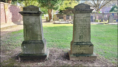 Die ältesten Grabsteine auf dem Jüdischen Friedhof in Wickrath | Foto: Kurt Eitel