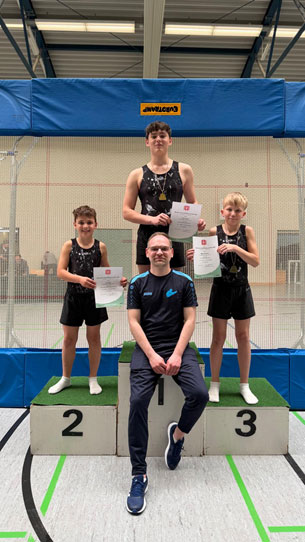 v. l.: Jan Jäger (2016), Julian Kraus (2010), Mika Lauerbach (2015), Julian Coenen (Trainer)