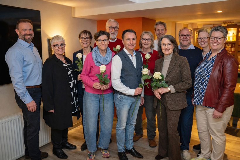Eine Rose für die ehrenamtlichen Hospizbegleitenden: die Absolventen des jüngsten Qualifizierungskurses und Mitarbeitende des Caritasverbandes. | Foto: Caritas