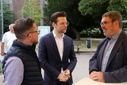 Bildserie: Oberbürgermsiter Felix Heinrichs auf dem Wochenmarkt in Odenkirchen 