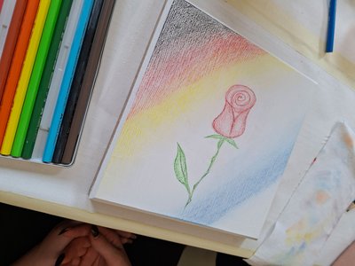 Teilnehmende der Jugendwerkstatt „Die Villa“ und Jugendliche aus Košice haben ein gemeinsames Kunst- und Handwerksprojekt umgesetzt.