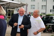 Bildserie: Oberbürgermsiter Felix Heinrichs auf dem Wochenmarkt in Odenkirchen 