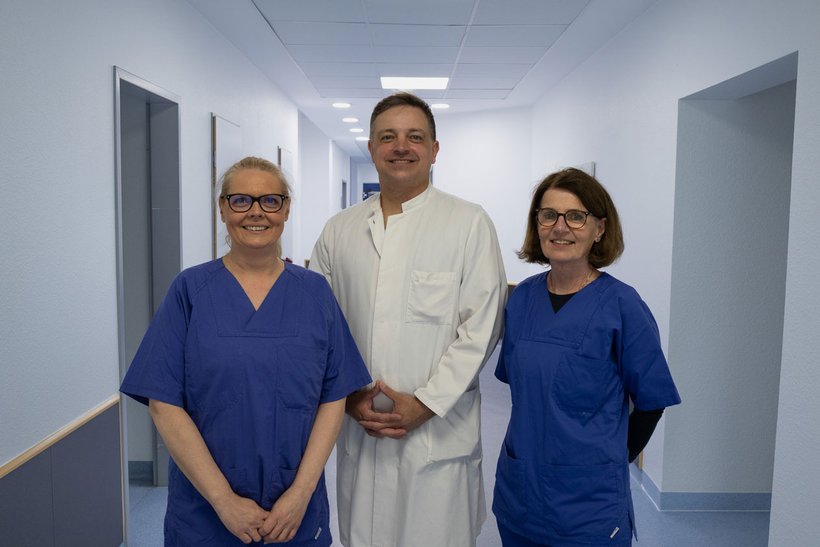 Ina Hüwels (links) und Marion Nonn werden das pflegerische Team der neuen Gynäkologischen Ambulanz leiten. Hier im Bild mit Chefarzt Dr. med. René  Bogesits Aufschneider | Foto: Städtische Kliniken Mönchengladbach