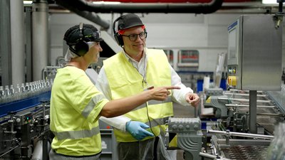 Szene während des Besuchs bei Coca-Cola in Güdderath