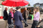 Bildserie: Oberbürgermsiter Felix Heinrichs auf dem Wochenmarkt in Odenkirchen 