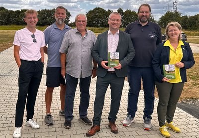 v.l. Justin Krönauer (Beisitzer BSV), Peter Hambüchen (Vizepräsident BSV), Norbert Körfer (General BSV), Bürgermeister Philipp Sieben, Miro Rafaneli (Amtsleiter Baubetriebshof), Sabine Janclas (Technische Dezernentin und Allgemeine Vertreterin des Bürgermeisters) | Foto Stadt Jüchen