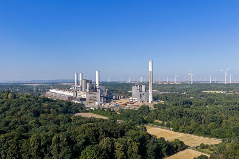 Der 200 Meter hohe Kamin der Blöcke Paule und Quelle (im Bild rechts) des  ehemaligen Braunkohlekraftwerks Frimmersdorf wird am 29. August niedergelegt. | Foto: RWE Power