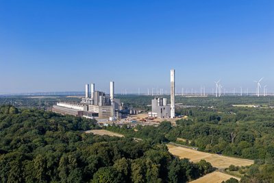 Der 200 Meter hohe Kamin der Blöcke Paule und Quelle (im Bild rechts) des  ehemaligen Braunkohlekraftwerks Frimmersdorf wird am 29. August niedergelegt. | Foto: RWE Power