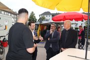 Bildserie: Oberbürgermsiter Felix Heinrichs auf dem Wochenmarkt in Odenkirchen 