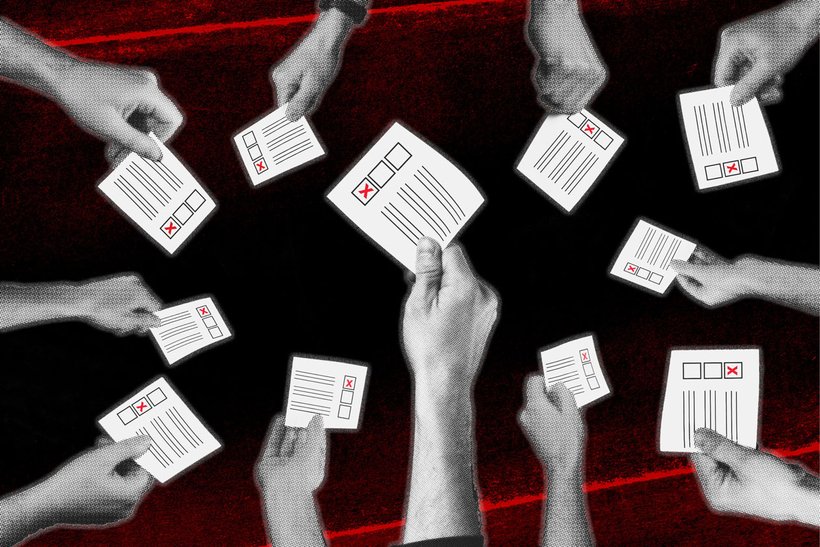 Hände mirt Wahlzetteln