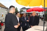 Bildserie: Oberbürgermsiter Felix Heinrichs auf dem Wochenmarkt in Odenkirchen 