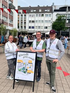 Das Trödelteam am Veranstaltungsplakat