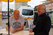 Bildserie: Oberbürgermsiter Felix Heinrichs auf dem Wochenmarkt in Odenkirchen 