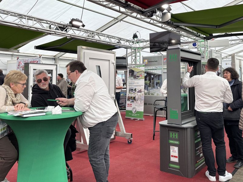 Beratungsszene während der Baumesse