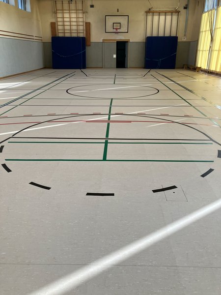 Nach der Sanierung – mit neuem Boden, Prallschutz und Schallschutzvorhängen | Fotos: © Stadt Mönchengladbach