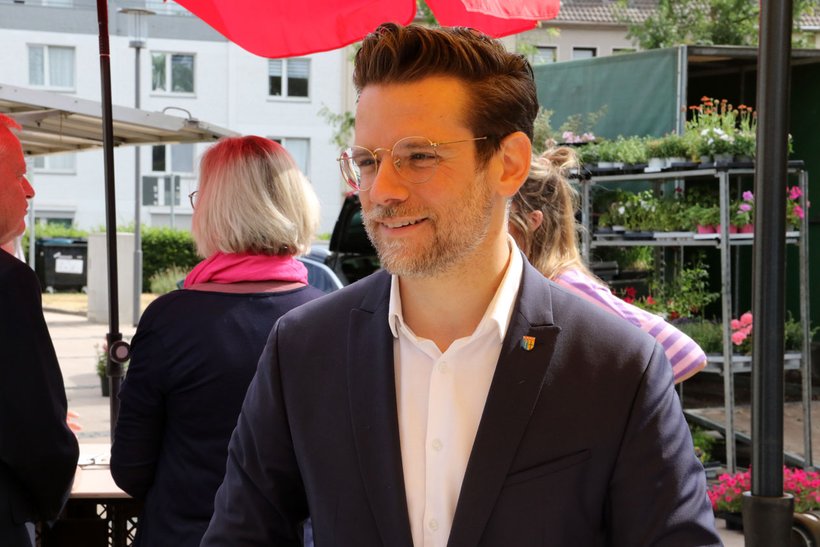 Oberbürgermeister Felix Heinrichs auf dem Wochenmarkt in Odenkirchen