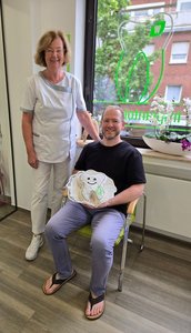 Unser neuer Patient freut sich bei der Kuchenübergabe