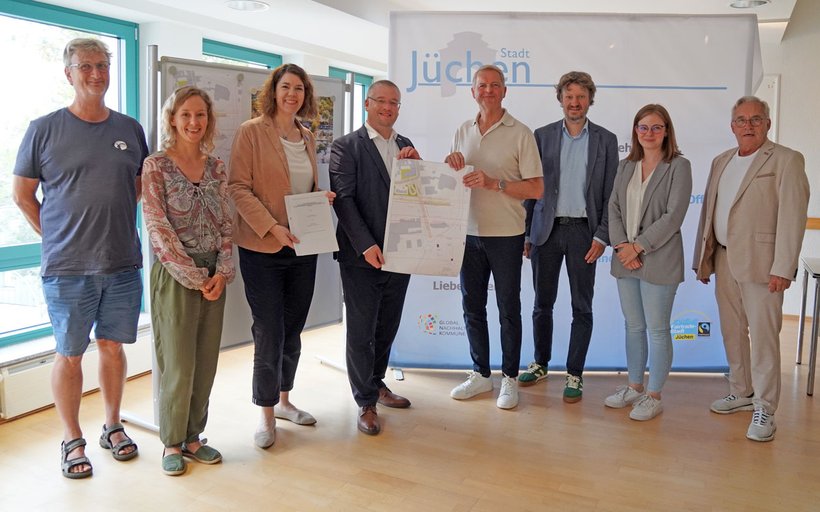 v.l.: Harald Krings (Ratsmitglied/ Ausschussmitglied Tagebaufolgelandschaft) , Eva Dannert (Starke Projekte GmbH), Sonja Kosche (DB InfraGO AG), Bürgermeister Philipp Sieben, Gerd Kuska (Ratsmitglied/ Ausschussvorsitzender Tagebaufolgelandschaft) , Jan Martin von der Heide und Isabelle Heidbüchel (beide Amt für Stadtentwicklung), Karl-Heinz Mohren (Ratsmitglied/ Ausschussmitglied/ 1. Stellv. Bürgermeister) | Foto: Stadt Jüchen