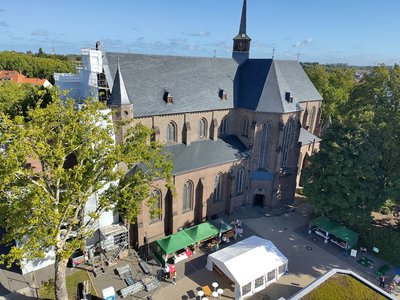 Luftbild mit Blick auf die Kirche