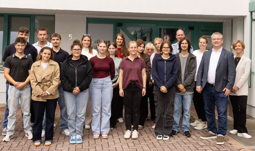 v. l. - hintere Reihe: Jonas Schmitz, Luis Sonnet, Fynn Schaefer, Zoé Daguhn, Pia Cremer, Daniela Prusseit, Emily Lindgens, Andrea Schiffer, Jacqueline Wirtz, Sebastian Büll, Pia Gilleßen; vordere Reihe: Justus Yazdirad, Giada Perez, Selin Topuz, Fiona Struwe, Stefanie Bring, Antonia Rieden, Patrick Bresch, Bürgermeister Philipp Sieben, Silke Rafaneli | Foto: Stadt Jüchen
