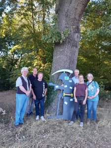 Grüne und NABU vor bedrohtem Baum