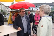 Bildserie: Oberbürgermsiter Felix Heinrichs auf dem Wochenmarkt in Odenkirchen 