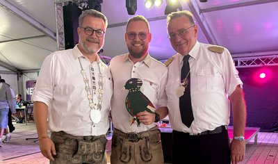 Daniel Gerards (Bildmitte) ist der designierte Schützenkönig in Tackhütte
