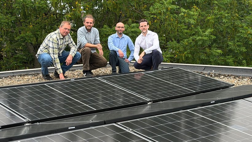 Nahmen die neue Anlage in Augenschein (v.l.): Tim Jürgenpaschedag (gmmg), Christian Meiners (CirclEnergy), Oliver Özsen (gmmg) und Oberbürgermeister Felix Heinrichs. | Foto: Stadt MG