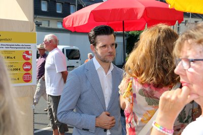 Oberbürgermeister vor Ort auf einem Wochenmarkt