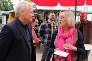 Bildserie: Oberbürgermsiter Felix Heinrichs auf dem Wochenmarkt in Odenkirchen 