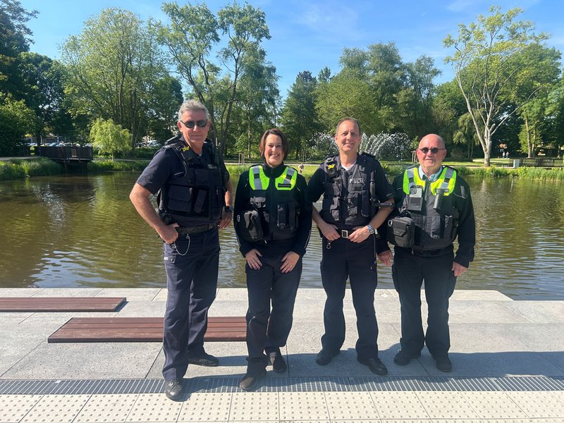 v. l.: Volker Jansen (Bezirksdienst der Polizei Wegberg), Sonja Krämer (Leiterin des Fachbereiches Sicherheit und Ordnung), Dominik Geiser (Bezirksdienst der Polizei Wegberg), Wilhelm Grittner (Außendienstmitarbeiter des Fachbereiches Sicherheit und Ordnung).