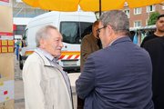 Bildserie: Oberbürgermsiter Felix Heinrichs auf dem Wochenmarkt in Odenkirchen 