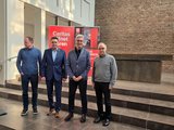 v. l.: André Grosch (Architekt), Frank Polixa (Geschäftsführer des Caritasverbandes), Dr. Christoph Wellens (1. Vorsitzender des regionalen Caritasverbandes) und Propst Dr. Peter Blättler (Pfarrer von St. Vitus)