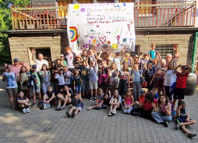 Kids mit Lagerfahne