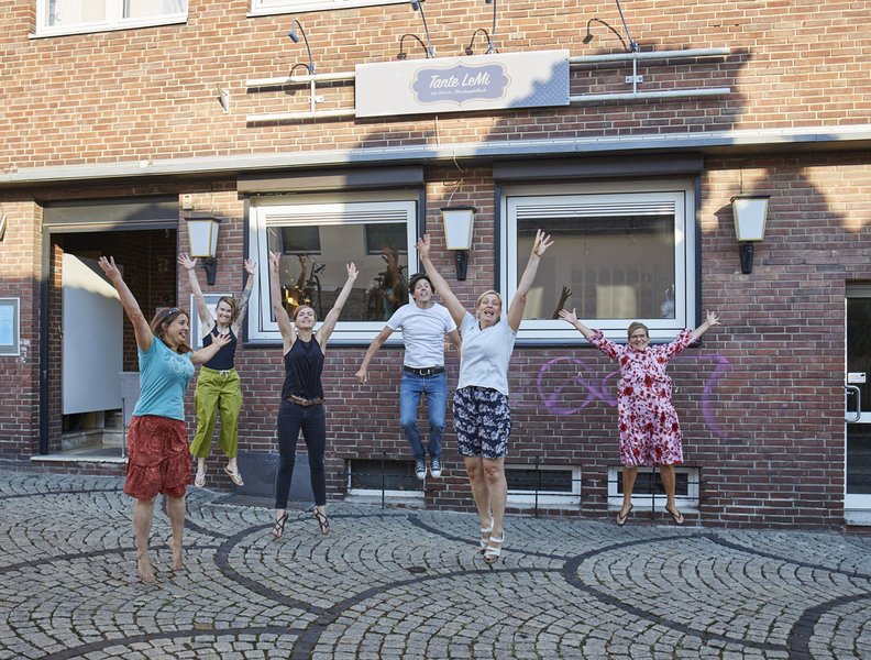Aufnahme vor dem Laden "Tante Lemi"