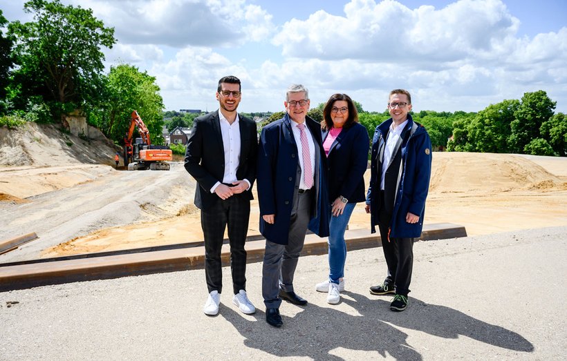 Die Bagger rollen auf den Maria Hilf Terrassen. Im Bild v. l.: EWMG-Aufsichtsratsvorsitzender Janann Safi, Vorsitzender der EWMG-Geschäftsführung Dr. Ulrich Schückhaus, EWMG-Geschäftsbereichsleiterin für Immobilienentwicklung Kerstin Schaaf und Prokurist und Geschäftsbereichsleiter für Immobilien-Ankauf und -Verkauf Dirk Spieker) | Foto: © EWMG/Albuquerque
