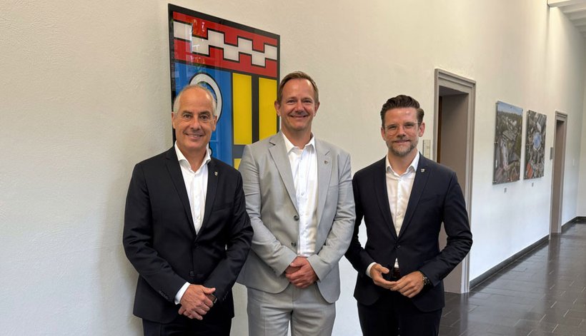 Lars Schaath (Mitte) bei seinem Dienstantritt mit Björn Felten und OB Felix Heinrichs | Foto: Stadt MG