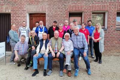 Das Tafelteam mit den fleißigen Handwerkern vor dem neuen Tafeleingang im Klosterhof | Foto: SMH