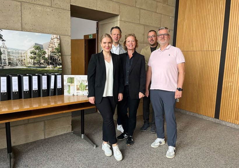 Tabea Oppolzer (sop), Alexander Vogel (Betriebsleiter NVR) und Laetitia Cen (sop) überreichen den Bauantrag an Thijs Storms und Phillipp Klein (beide Bauordnung) | Foto: © sop Architekten 