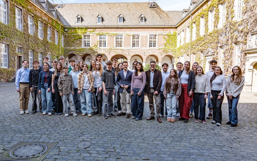 Die Mitglieder des neuen Jugendparlaments mit Oberbürgermeister Felix Heinrichs und dem Beigeordneten Sebastian Dreyer | Foto: @ Stadt MG