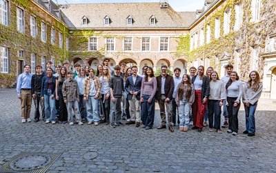 Die Mitglieder des neuen Jugendparlaments mit Oberbürgermeister Felix Heinrichs und dem Beigeordneten Sebastian Dreyer | Foto: @ Stadt MG
